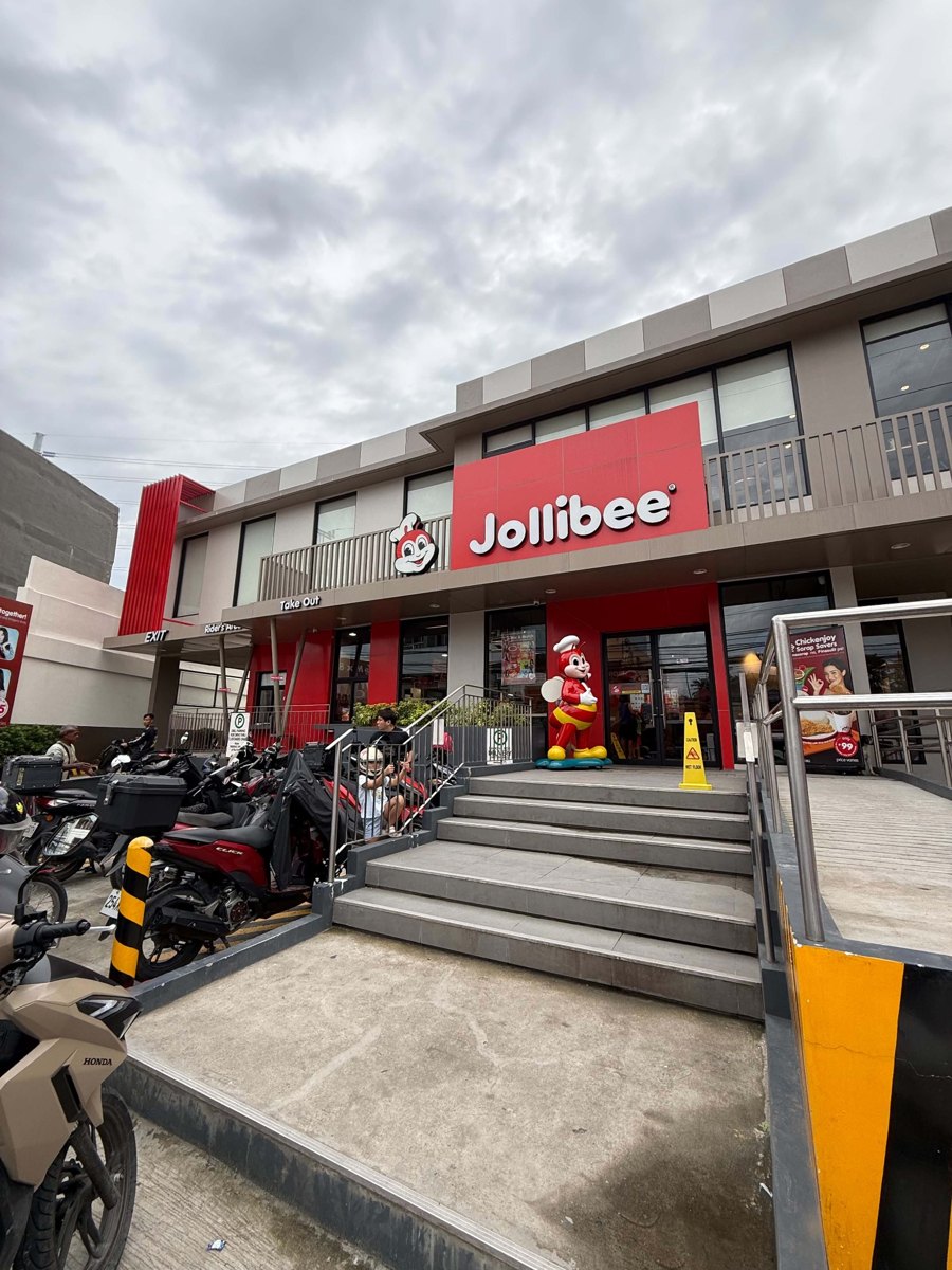 Another view of Jollibee Balagtas Bayan
